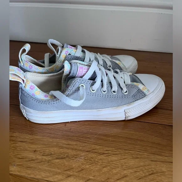 Converse Chuck Taylor Gray and Floral Low Top Girls size 1 Sneakers - Picture 2 of 9
